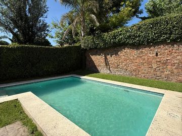 HERMOSA CASA 4 AMBIENTES C/ PISCINA EN HURLINGHAM