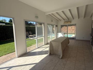 HERMOSA CASA 4 AMBIENTES C/ PISCINA EN HURLINGHAM