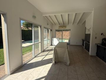 HERMOSA CASA 4 AMBIENTES C/ PISCINA EN HURLINGHAM