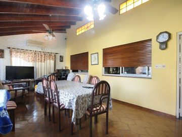 Venta CASA 4 amb QUINCHO COCHERA Hurlingham PERMUT