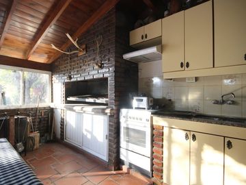 Venta CASA 4 amb QUINCHO COCHERA Hurlingham PERMUT