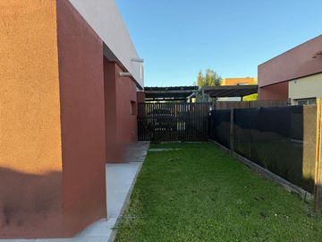 CASA 3 AMBIENTES EN VENTA CON JARDIN SIN EXPENSAS