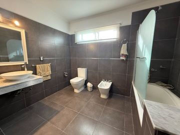 CASA EN VENTA EN MANUEL OCAMPO CON PILETA