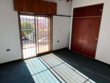 VENTA CASA 5 AMBIENTES , DEPOSITO O LOGISTICA