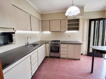 VENTA CHALET 5 AMBIENTES + DEPTO 2 AMB PARQUE LURO
