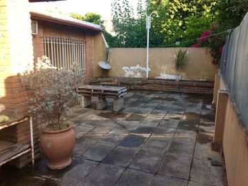 CASA EN LOTE PROPIO CON 3 PROPIEDADES  ENT. INDEP