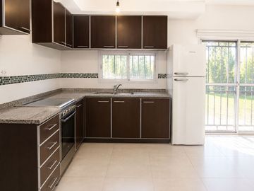 VENTA CASA 3 AMB CON PARQUE EN LA REJA