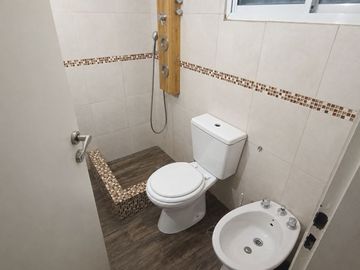 VENTA CASA 3 AMB CON PARQUE EN LA REJA