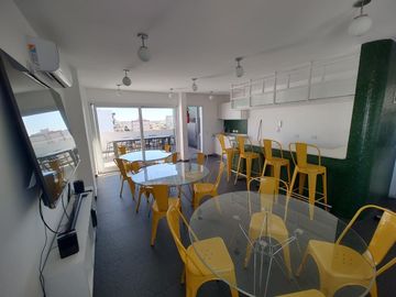 VENTA DEPARTAMENTO 3 AMBIENTES, CASEROS CENTRO!