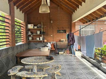 VENTA de CASA con DEPOSITO en Parque Chacabuco