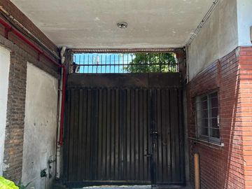 VENTA de CASA con DEPOSITO en Parque Chacabuco