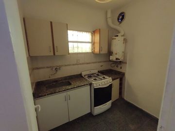 Casa 1 dormitorio en venta en Los Hornos con dpto
