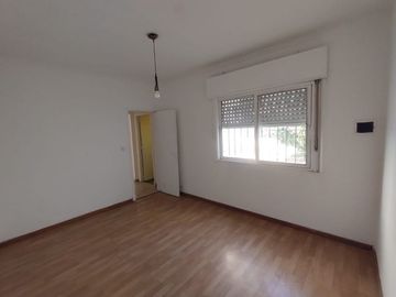 Casa 1 dormitorio en venta en Los Hornos con dpto