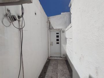 Casa 1 dormitorio en venta en Los Hornos con dpto