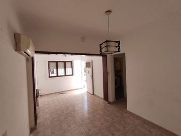 Casa 1 dormitorio en venta en Los Hornos con dpto