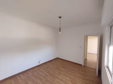 Casa 1 dormitorio en venta en Los Hornos con dpto
