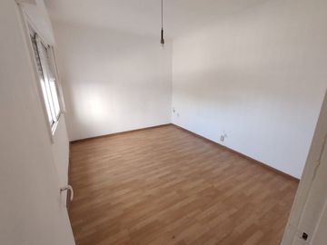 Casa 1 dormitorio en venta en Los Hornos con dpto
