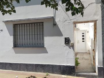 Casa 1 dormitorio en venta en Los Hornos con dpto