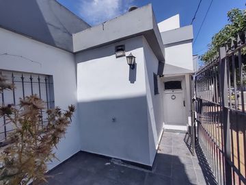 Casa 1 dormitorio en venta en Los Hornos con dpto
