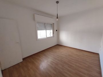 Casa 1 dormitorio en venta en Los Hornos con dpto