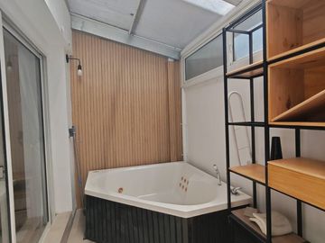 3 AMBIENTES C PATIO Y COCHERA. RECICLADO A NUEVO