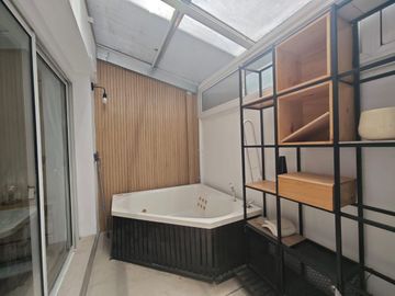 3 AMBIENTES C PATIO Y COCHERA. RECICLADO A NUEVO