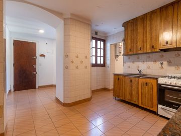 Venta depto 5 amb con dependencia y patio