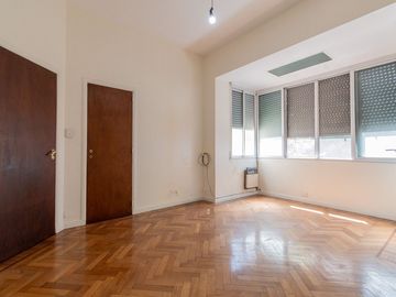 Venta depto 5 amb con dependencia y patio