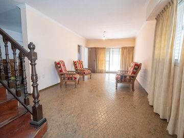 Casa de Categoría a 5 cuadras de BV Pellegrini.