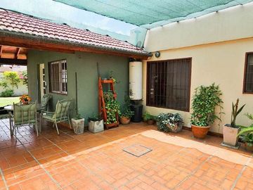 CASA VENTA HURLINGHAM 4 AMBIENTES PILETA JARDIN