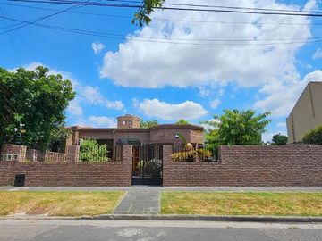 CASA VENTA HURLINGHAM 4 AMBIENTES PILETA JARDIN
