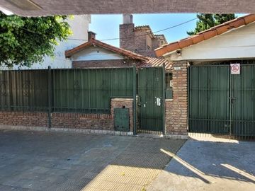 VENTA RAMOS MEJIA DOS CASAS MAS DEPOSITO EN FONDO