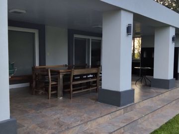 Residencia de Categoria en Barrio Los Puentes