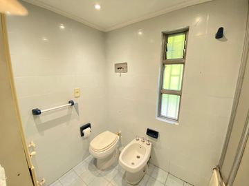 CASA 6 AMBIENTES VENTA ADROGUE PILETA FONDO LIBRE