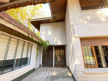 CASA 6 AMBIENTES VENTA ADROGUE PILETA FONDO LIBRE