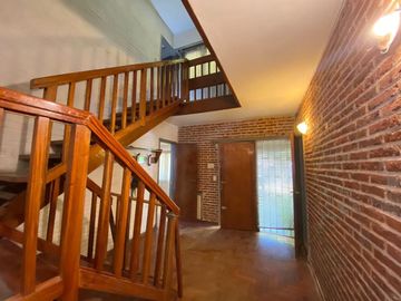 CASA 6 AMBIENTES VENTA ADROGUE PILETA FONDO LIBRE