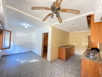 CASA 6 AMBIENTES VENTA ADROGUE PILETA FONDO LIBRE
