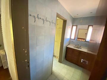 CASA 6 AMBIENTES VENTA ADROGUE PILETA FONDO LIBRE