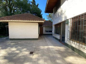CASA 6 AMBIENTES VENTA ADROGUE PILETA FONDO LIBRE
