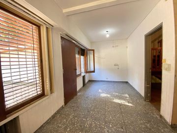 CASA 6 AMBIENTES VENTA ADROGUE PILETA FONDO LIBRE
