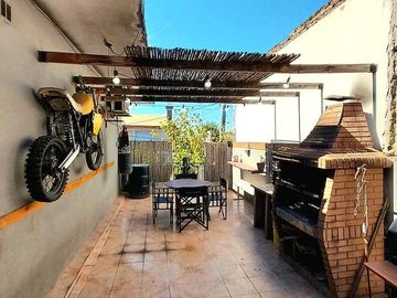 VENDE CASA Y LOCALES ,ESQUINA COMERCIAL ÚNICA, LDZ