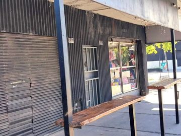 VENDE CASA Y LOCALES ,ESQUINA COMERCIAL ÚNICA, LDZ