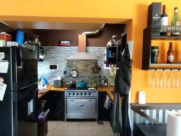 VENDE CASA Y LOCALES ,ESQUINA COMERCIAL ÚNICA, LDZ
