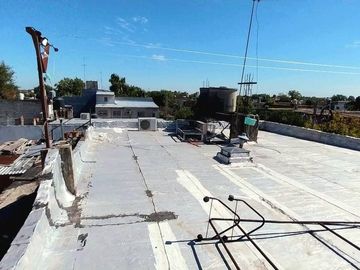 VENDE CASA Y LOCALES ,ESQUINA COMERCIAL ÚNICA, LDZ
