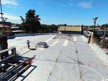 VENDE CASA Y LOCALES ,ESQUINA COMERCIAL ÚNICA, LDZ