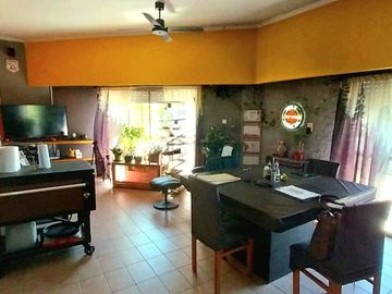 VENDE CASA Y LOCALES ,ESQUINA COMERCIAL ÚNICA, LDZ