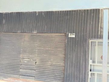 VENDE CASA Y LOCALES ,ESQUINA COMERCIAL ÚNICA, LDZ