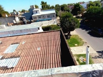 VENDE CASA Y LOCALES ,ESQUINA COMERCIAL ÚNICA, LDZ