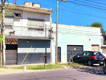 VENDE CASA Y LOCALES ,ESQUINA COMERCIAL ÚNICA, LDZ