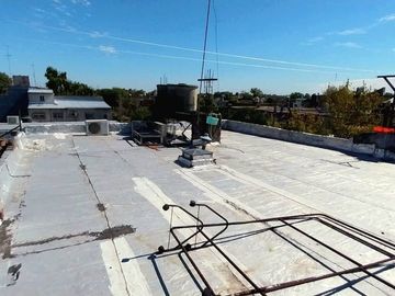 VENDE CASA Y LOCALES ,ESQUINA COMERCIAL ÚNICA, LDZ